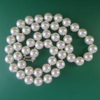 Baltas pērļu krelles 